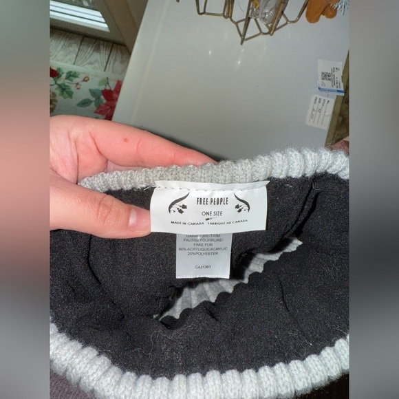 Free people orbit Pom beanie - Picture 2 of 3